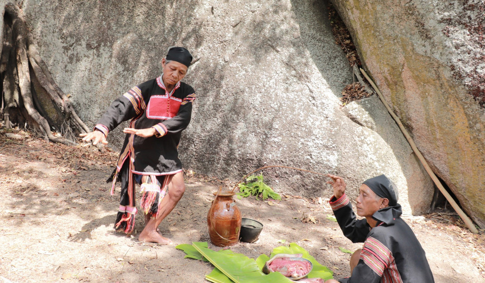 Nghi thức cúng cầu mưa do ông Siu Phơ (phụ tá của ông Rah Lan Hieo - phụ tá đời Vua Lửa thứ 14) thực hiện. (Ảnh: Hồng Điệp/TTXVN)