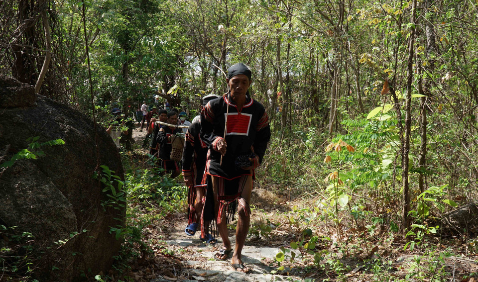 Nghi thức cúng cầu mưa do ông Siu Phơ (phụ tá của ông Rah Lan Hieo-phụ tá đời Vua Lửa thứ 14) thực hiện. (Ảnh: Hồng Điệp/TTXVN)