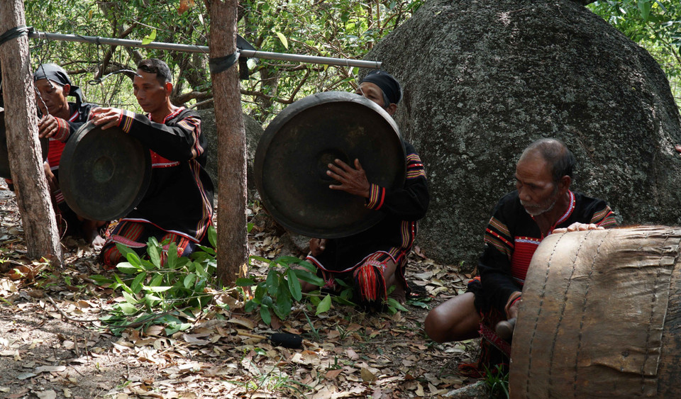 Các nghi thức cúng cầu mưa Yang Pơ tao Apui tại Khu Di tích lịch sử-văn hóa cấp quốc gia Plei Ơi, xã Ayun Hạ, huyện Phú Thiện, Gia Lai. (Ảnh: Hồng Điệp/TTXVN)