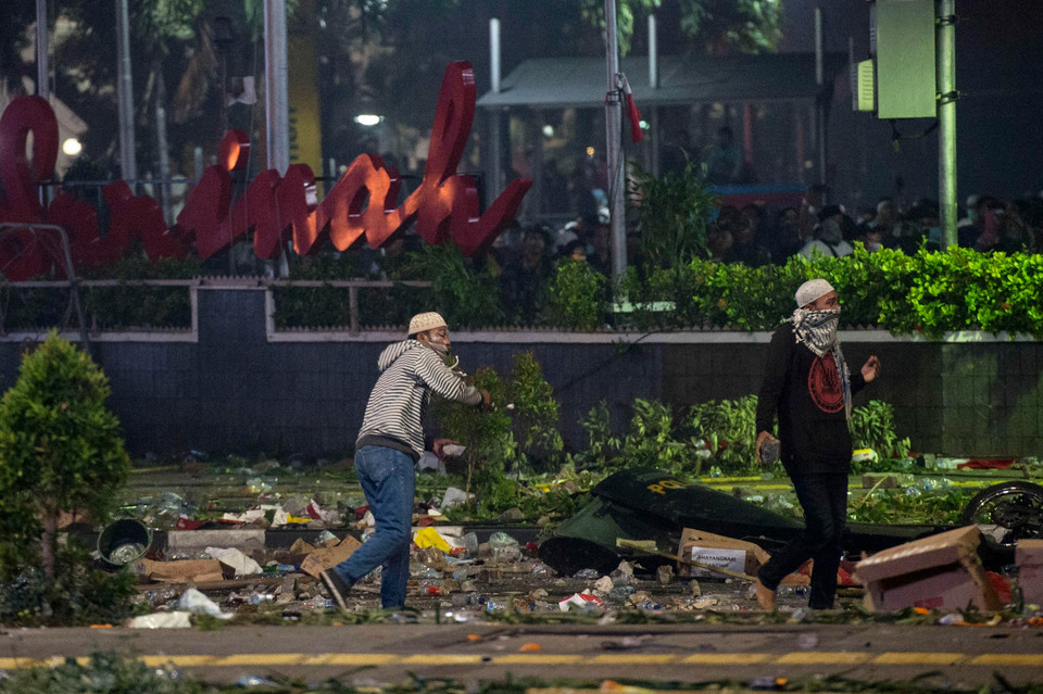 Người biểu tình đụng độ với cảnh sát tại Jakarta, Indonesia, ngày 22/5. (Ảnh: THX/TTXVN)