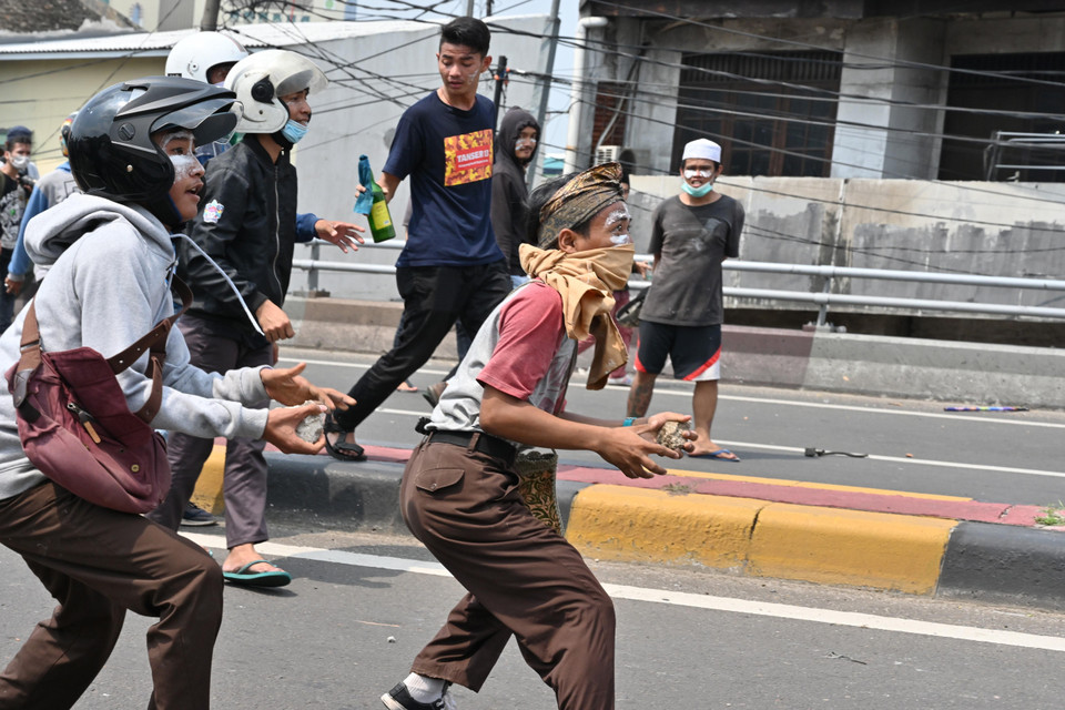 Người biểu tình đụng độ với cảnh sát tại Jakarta, Indonesia, ngày 22/5. (Ảnh: AFP/TTXVN)