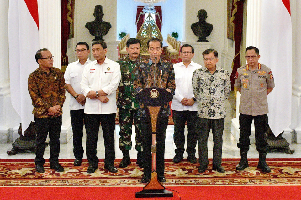 Tổng thống Indonesia Joko Widodo (giữa) tại cuộc họp báo ở Jakarta ngày 22/5. (Ảnh: AFP/TTXVN)