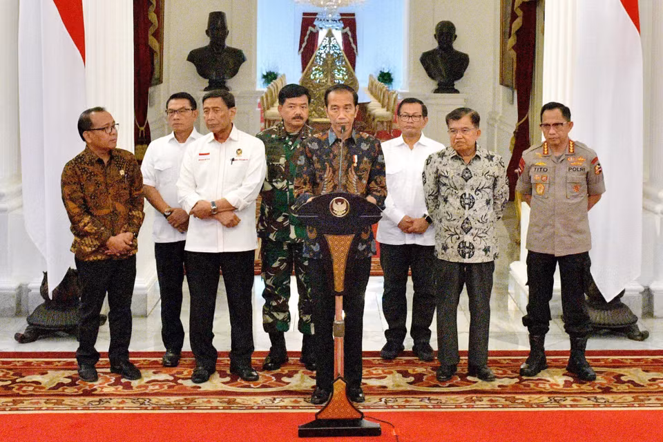 Tổng thống Indonesia Joko Widodo (giữa) tại cuộc họp báo ở Jakarta ngày 22/5. (Ảnh: AFP/TTXVN)