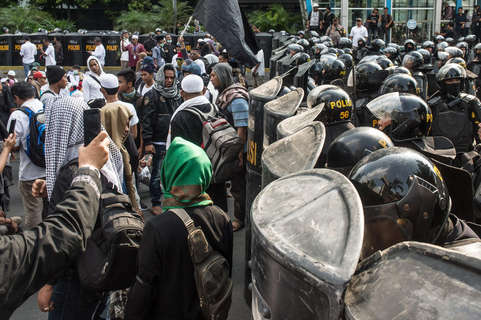 Cảnh sát nỗ lực ngăn dòng người biểu tình phản đối kết quả bầu cử Tổng thống tại Jakarta, Indonesia, ngày 21/5. (Ảnh: THX/TTXVN)