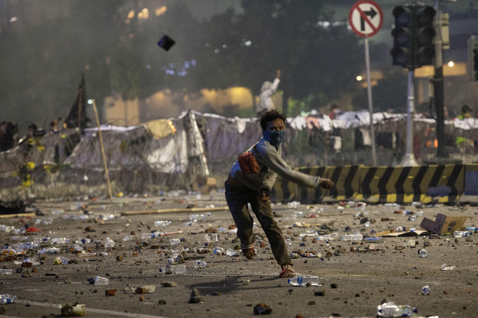 Người biểu tình phản đối kết quả bầu cử Tổng thống đụng độ với cảnh sát tại Jakarta, Indonesia, ngày 22/5. (Ảnh: THX/TTXVN)