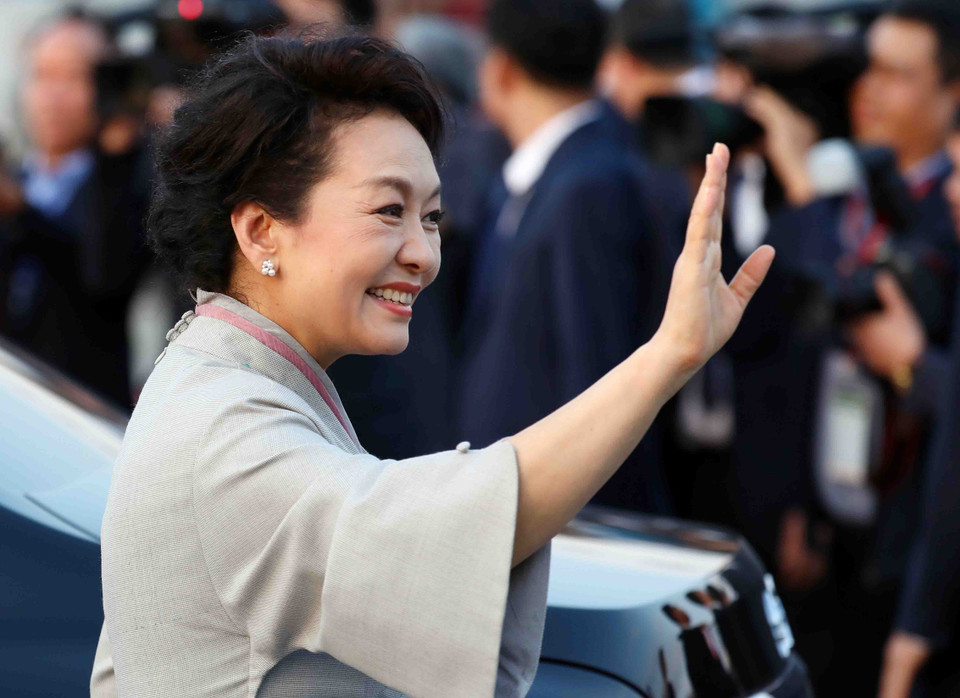 Giáo sư Bành Lệ Viên, Phu nhân Tổng Bí thư, Chủ tịch nước Trung Quốc Tập Cận Bình vẫy chào các đại biểu ra tiễn tại Sân bay Quốc tế Nội Bài. (Ảnh: Phạm Kiên/TTXVN)