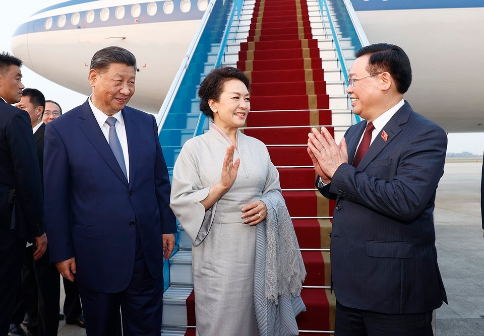 Đồng chí Vương Đình Huệ, Ủy viên Bộ Chính trị, Chủ tịch Quốc hội tiễn Tổng Bí thư, Chủ tịch nước Trung Quốc Tập Cận Bình và Phu nhân tại Sân bay Quốc tế Nội Bài. (Ảnh: Doãn Tấn/TTXVN)