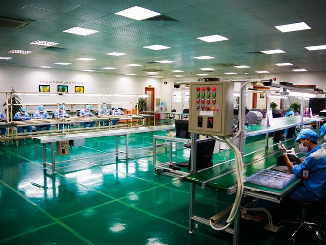 Bphone được sản xuất trên một dây chuyền lắp ráp truyền thống, mỗi công nhân sẽ chịu trách nhiệm một công đoạn khác nhau. (Nguồn: Cnet)