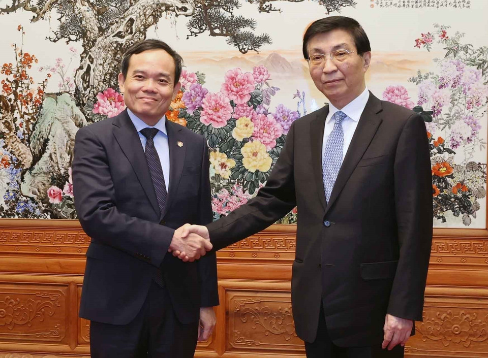 Chủ tịch Chính hiệp toàn quốc Trung Quốc Vương Hộ Ninh đón Phó Thủ tướng Trần Lưu Quang. (Ảnh: Nhan Sáng/TTXVN)