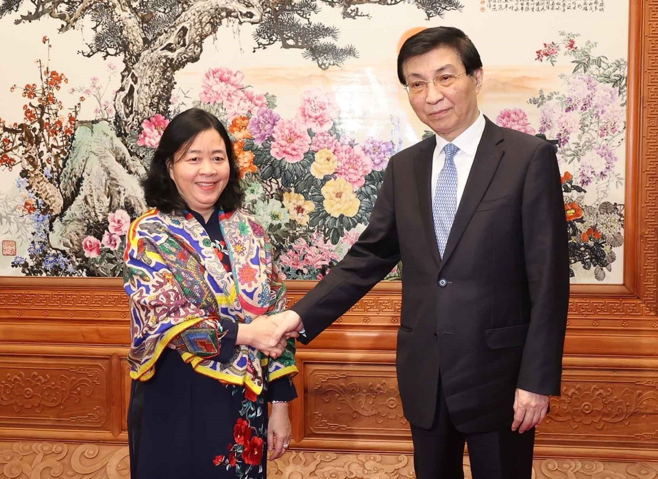 Chủ tịch Chính hiệp toàn quốc Trung Quốc Vương Hộ Ninh đón Trưởng Ban Dân vận Trung ương Bùi Thị Minh Hoài. (Ảnh: Nhan Sáng/TTXVN)