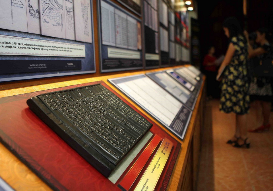 Tư liệu di sản, tài liệu lưu trữ được trưng bày. (Ảnh: Thanh Tùng/TTXVN)