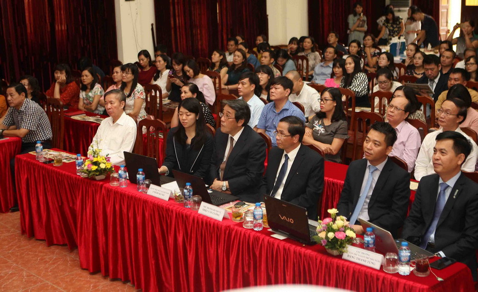  Đại biểu nghe thuyết minh về triển lãm trực tuyến “Lịch sử quan hệ hợp tác Việt Nam – Nhật Bản qua tài liệu lưu trữ”. (Ảnh: Thanh Tùng/TTXVN)