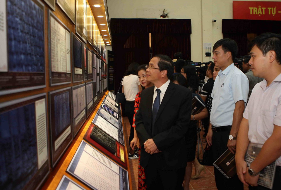  Đại biểu tham quan các tài liệu được trưng bày . (Ảnh: Thanh Tùng/TTXVN)