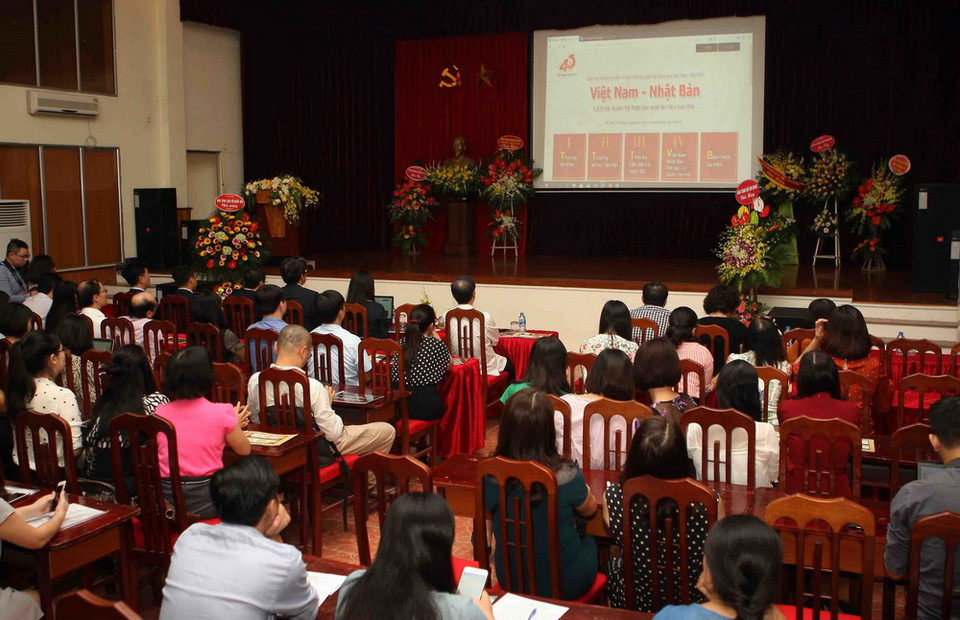 Đại biểu xem và nghe thuyết minh về triển lãm trực tuyến “Lịch sử quan hệ hợp tác Việt Nam – Nhật Bản qua tài liệu lưu trữ”. (Ảnh: Thanh Tùng/TTXVN)