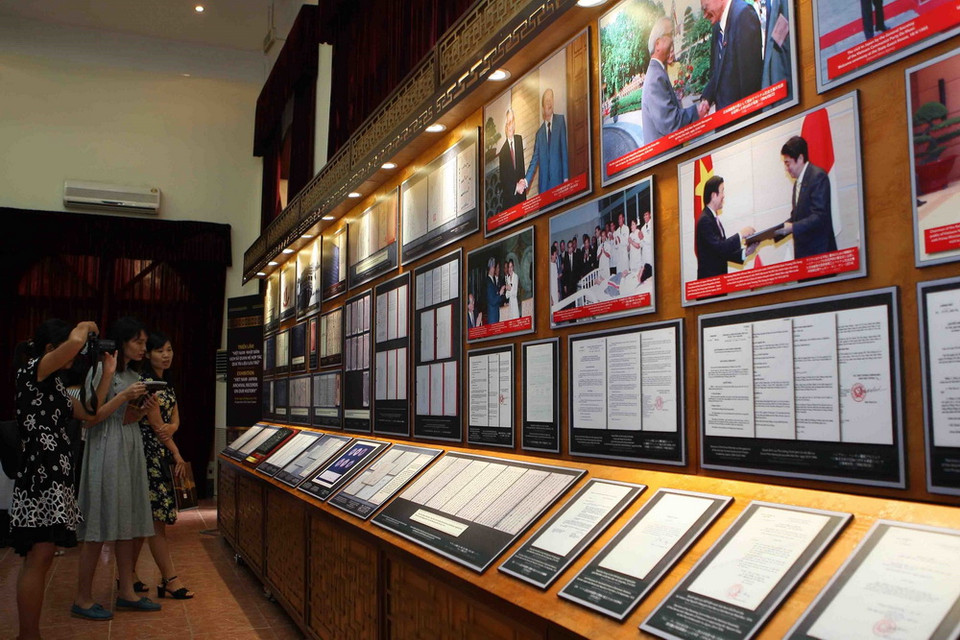  Tư liệu di sản, tài liệu lưu trữ được trưng bày. (Ảnh: Thanh Tùng/TTXVN)