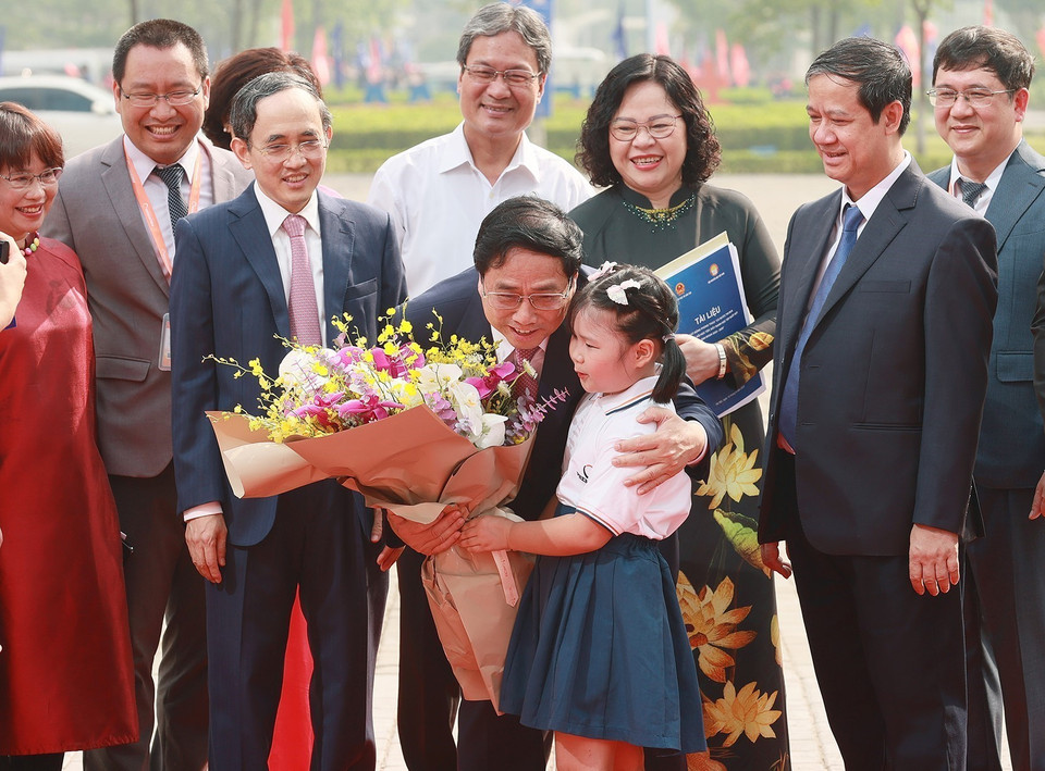 Thủ tướng Phạm Minh Chính với học sinh tại lễ phát động. (Ảnh: Dương Giang/TTXVN)