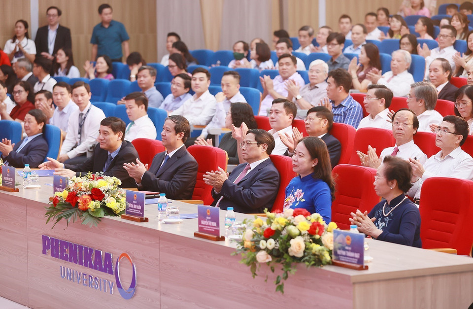 Thủ tướng Phạm Minh Chính và Phó Chủ tịch nước Võ Thị Ánh Xuân cùng các đại biểu dự lễ phát động phong trào cả nước thi đua học tập. (Ảnh: Dương Giang/TTXVN)