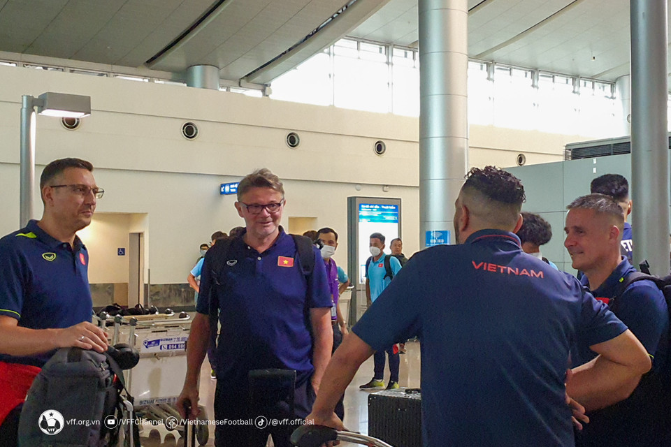 HLV Philippe Troussier cùng các cộng sự tại sân bay. (Nguồn: VFF)