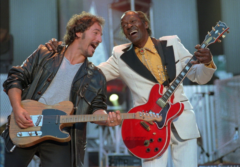 Bruce Springsteen và Chuck Berry perform trình diễn ca khúc nổi tiếng 'Johnny B. Goode' ở Cleveland vào năm 1995. (Nguồn: AP)