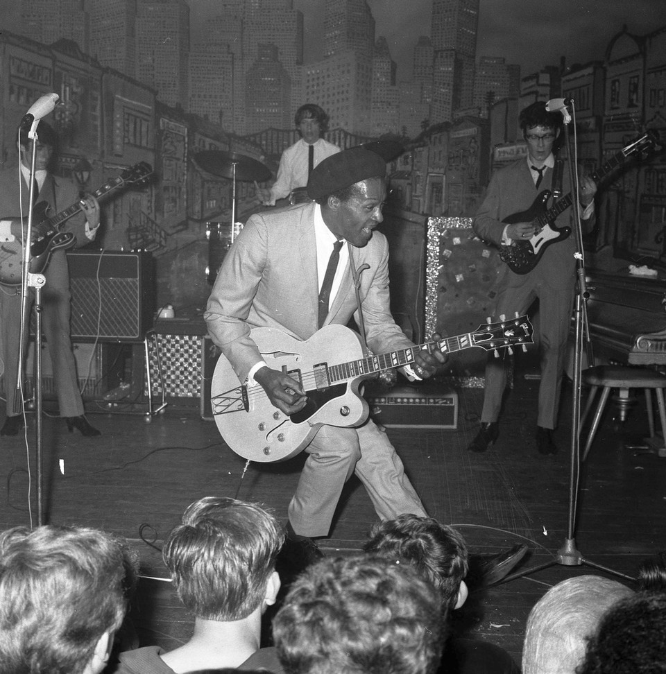 Chuck Berry biểu diễn trên một sân khấu Hamburg, Đức vào năm 1964. (Nguồn: Redferns)