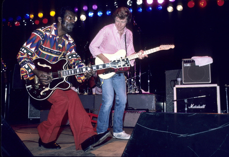 Chuck Berry VÀ Dave Edmunds trình diễn trên sân khấu năm 1989 (Nguồn: WireImage)