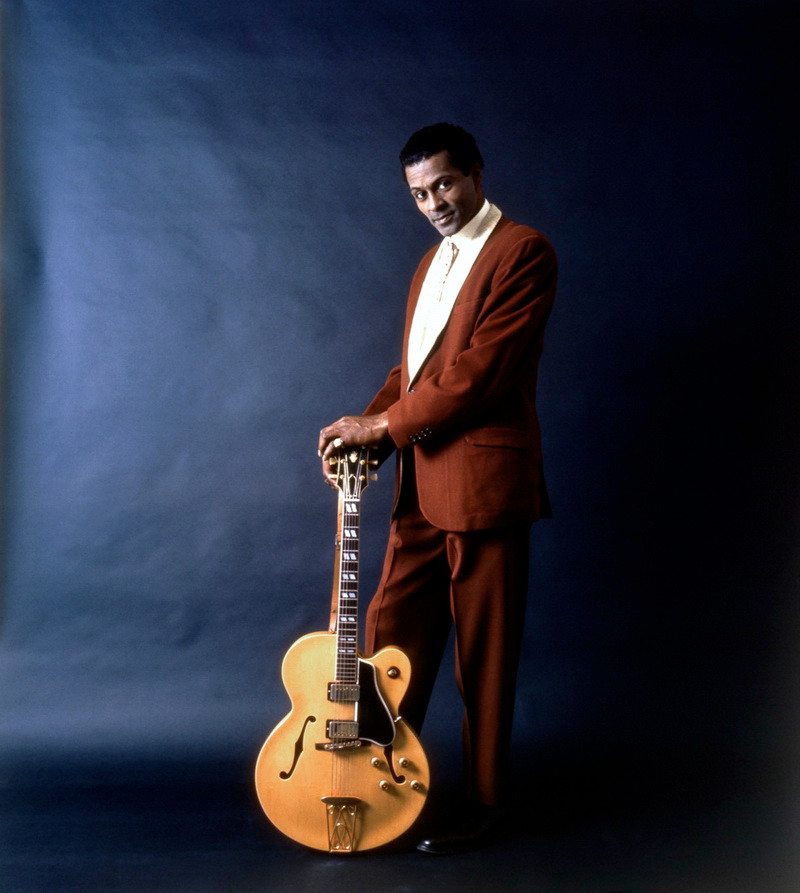 Chuck Berry trình diễn tại Chicago vào năm 1958. Ca khúc 'Johnny B. Goode' (1958) của ông có tầm ảnh hưởng tới mức chương trình thám hiểm vũ trụ của Mỹ đã sử dụng tác phẩm này đại diện cho dòng nhạc rock trong dự án phát nhạc ngoài vũ trụ của tàu thăm dò Voyager. (Nguồn: Getty)