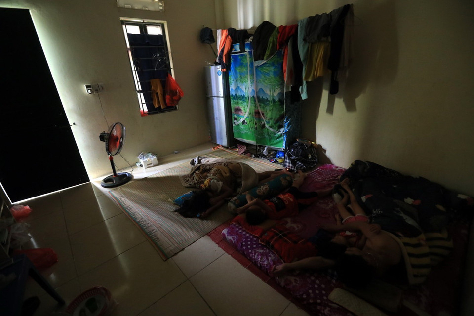 Phòng trọ của gia đình công nhân Cầm Văn Xuân tại khu trọ Tổ 3, thị trấn Quang Minh. (Ảnh: Phan Tuấn Anh/TTXVN)