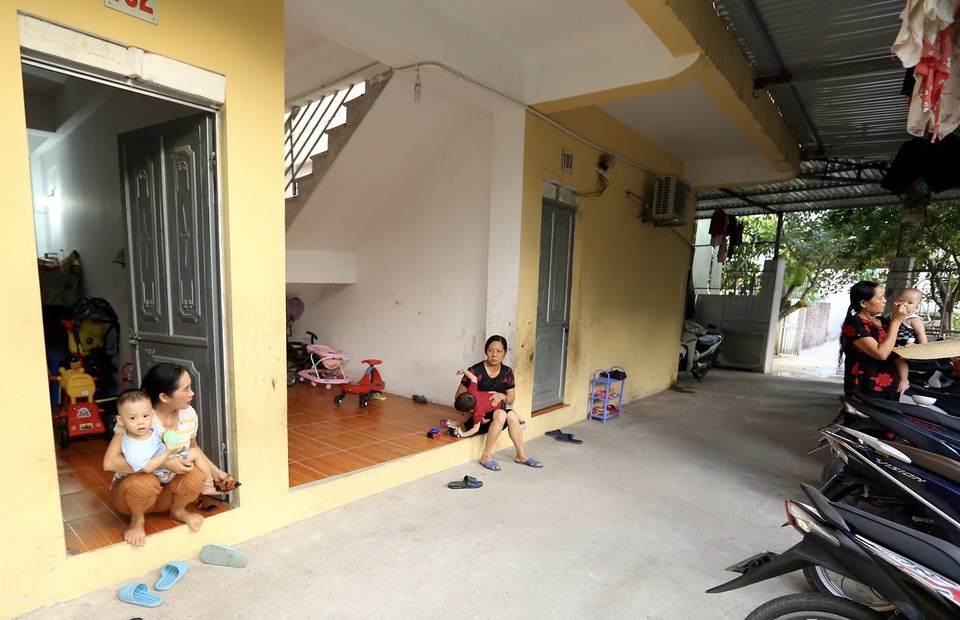 Những gia đình công nhân khi sinh con nhỏ đều phải đón các bà dưới quê lên hoặc nghỉ việc để trông con. (Ảnh: Hoàng Hiếu/TTXVN)