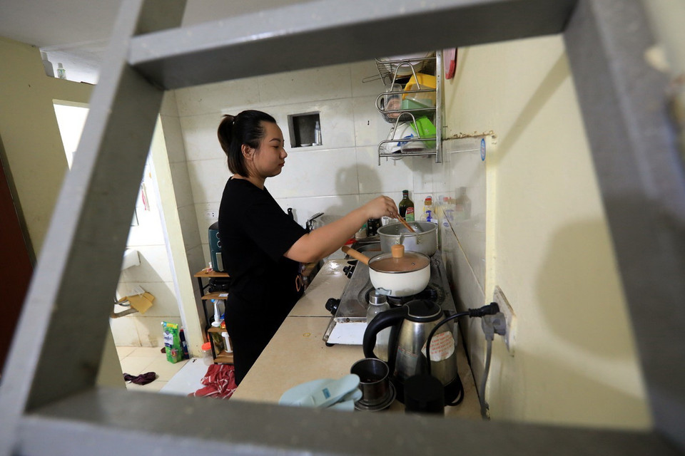 Bữa trưa "nấu vội" của một gia đình công nhân trước lúc đi làm. (Ảnh: Phan Tuấn Anh/TTXVN)