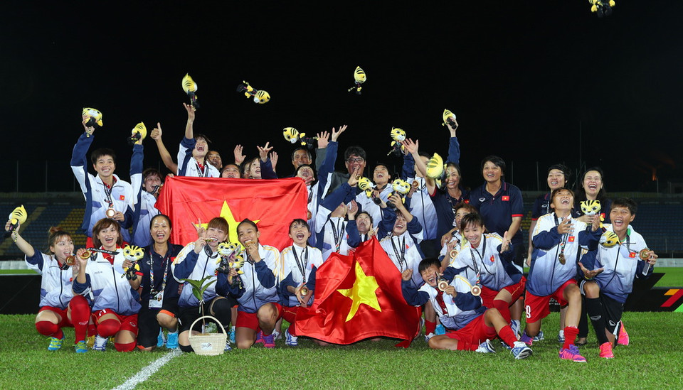 Các nữ cầu thủ Việt Nam vui mừng với tấm huy chương Vàng giành được tại SEA Games 29. (Ảnh: Quốc Khánh/TTXVN)