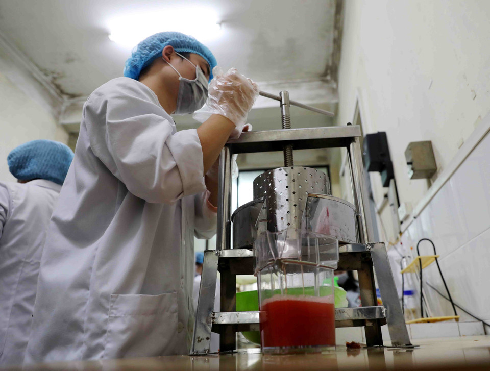 Sử dụng thiết bị cô đặc nước quả hiện đại được sử dụng trong chế biến. (Ảnh: Thanh Tùng/TTXVN)