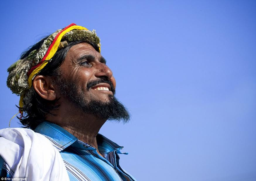 Những vòng hoa không chỉ giúp những người đàn ông trông đẹp và có mùi thơm hơn mà còn có tác dụng chữa bệnh, và thường được dùng để chữa đau đầu. (Nguồn: Daily Mail)