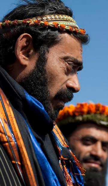 Luôn có một cuộc cạnh tranh giữa người trong bộ lạc để xem ai có vòng hoa đẹp nhất. (Nguồn: Daily Mail)