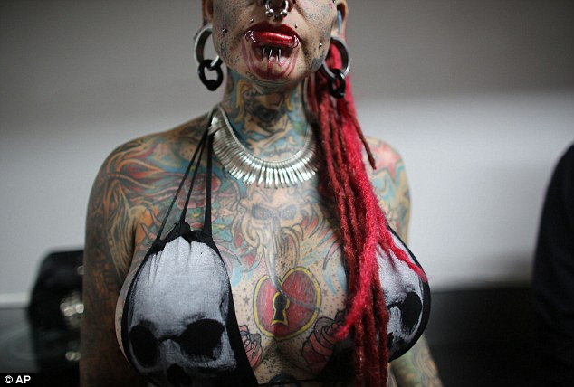 Không chỉ sửa đổi khuôn mặt, cô còn có rất nhiều hình xăm trên cơ thể. Trong ảnh là hình xăm trái tim có lỗ khóa giữa ngực cô Cristerna.