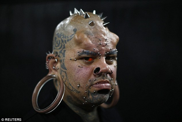 Kala Kaiwi, người giữ kỷ lục thế giới về kéo dãn dái tai không cần phẫu thuật. Hiện dái tai của Kaiwi rộng tới 109mm.