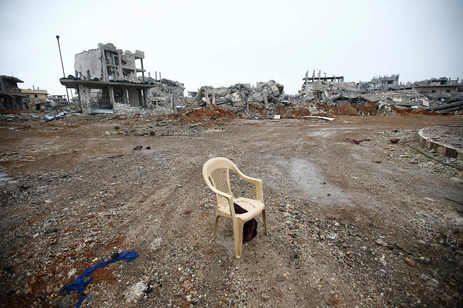 Một chiếc ghế nhựa đứng đơn độc. (Nguồn: Reuters)