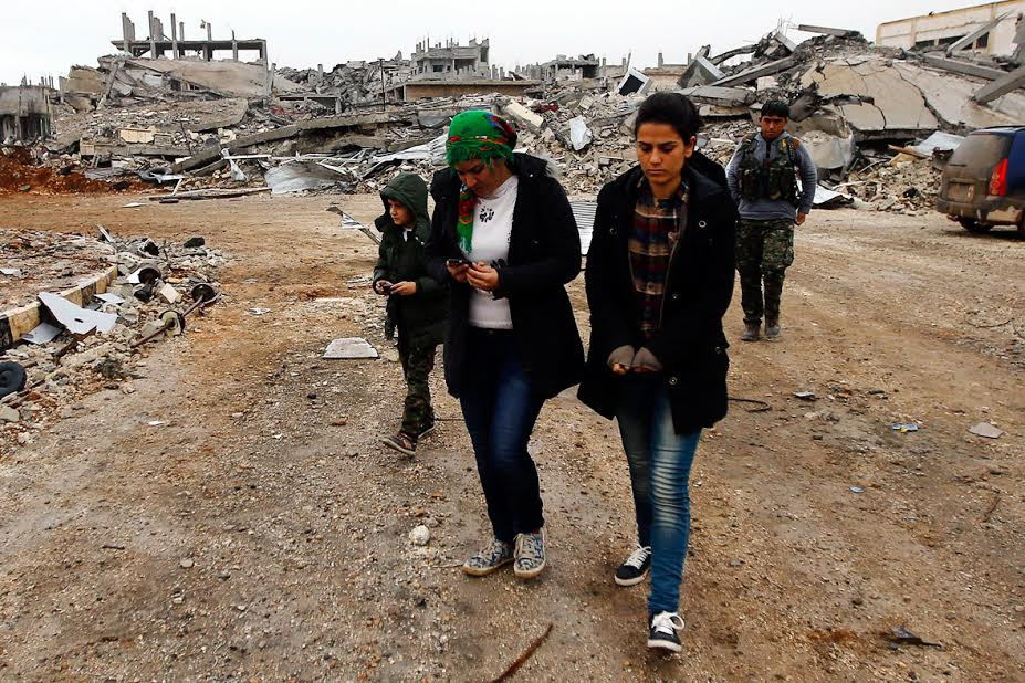 Người dân đi giữa những đống đổ nát. (Nguồn: Reuters)