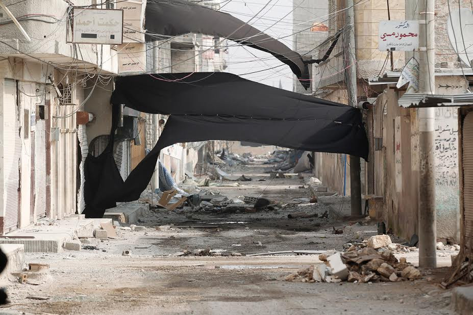 Vải bạt chắn tầm nhìn của các tay bắn tỉa vẫn còn bay phất phơ. (Nguồn: AFP)