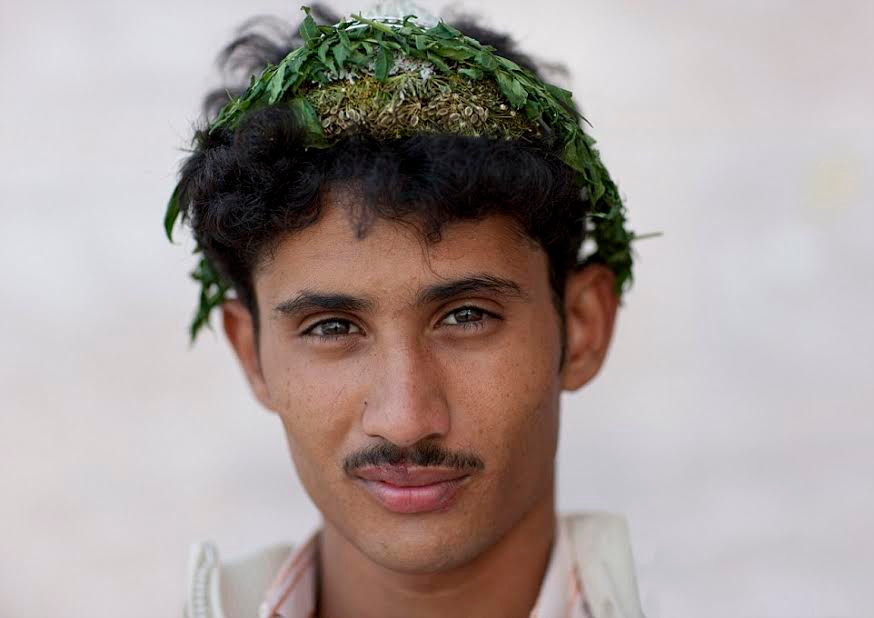 Họ cho biết mỗi ngày họ đều xuống chân núi tìm hoa và thảo dược tươi để làm vòng hoa. (Nguồn: Daily Mail)