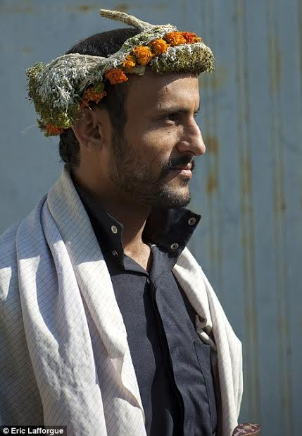 Người dân đều vui vẻ khoe vòng hoa của họ và đồng ý cho nhiếp ảnh gia chụp hình. (Nguồn: Daily Mail)