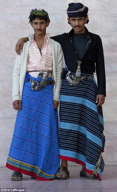 Mỗi người đàn ông đều mang theo một con dao chiến đấu, và họ sẽ không ngần ngại rút chúng ra nếu bị đe dọa. (Nguồn: Daily Mail)