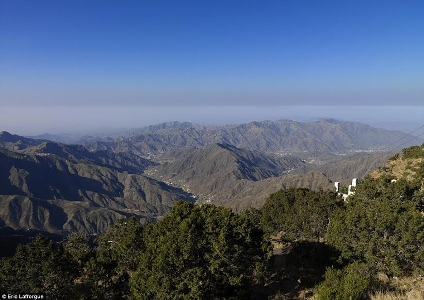 Toàn cảnh dãy núi Habala nhìn từ làng Rijal Alma. (Nguồn: Daily Mail)