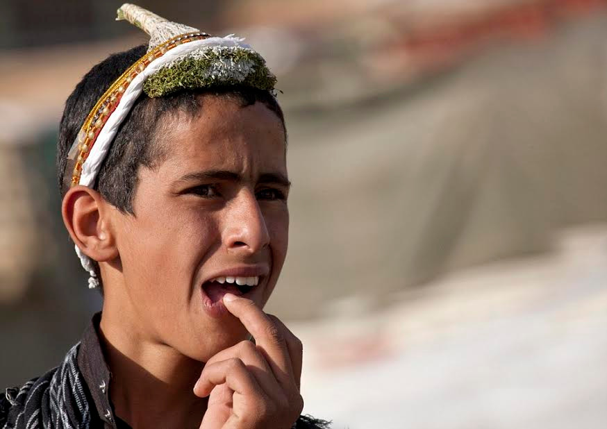 Nhiều người như cậu bé này đã sẵn sàng cho tương lai giao chiến với những bộ lạc khác tràn sang từ biên giới Yemen. (Nguồn: Daily Mail)