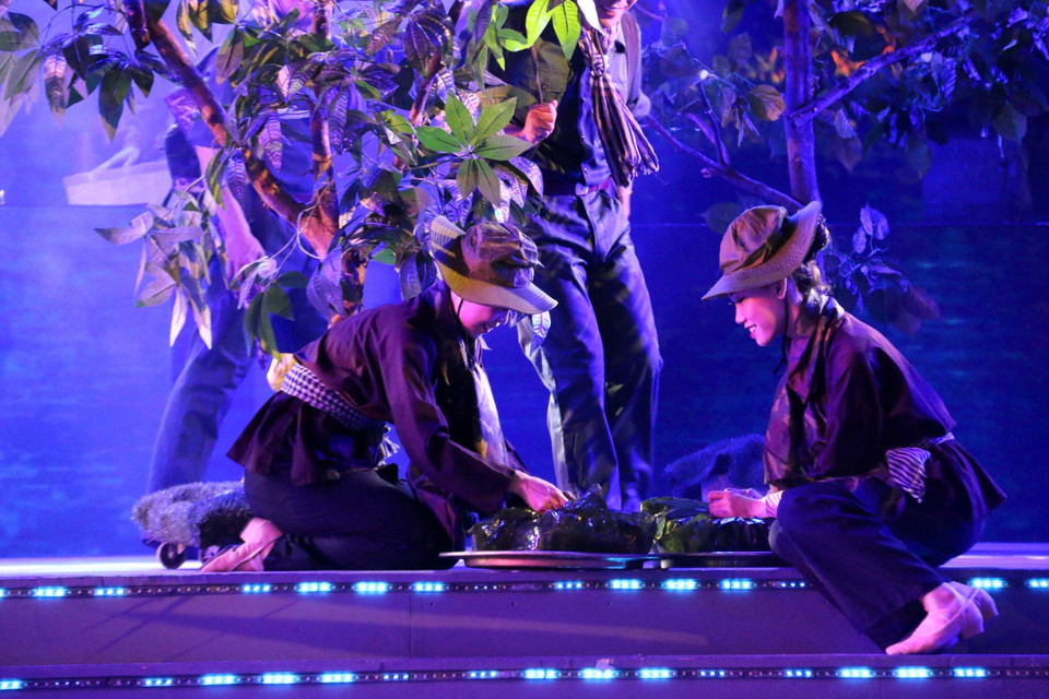 Các tiết mục có nội dung ca ngợi về Đảng Cộng sản Việt Nam, Chủ tịch Hồ Chí Minh và công cuộc đấu tranh trường kỳ, gian khổ của quân và dân ta để giành độc lập, tự do cho dân tộc, Bắc Nam thống nhất một nhà. (Ảnh: Thanh Vũ/TTXVN)