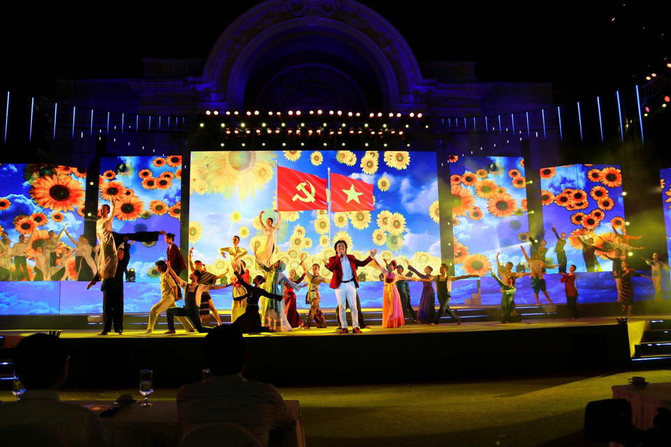 Tiếc mục “Lá cờ Đảng” do ca sỹ Phạm Thế Vĩ biểu diễn.(Ảnh: Thanh Vũ/TTXVN)