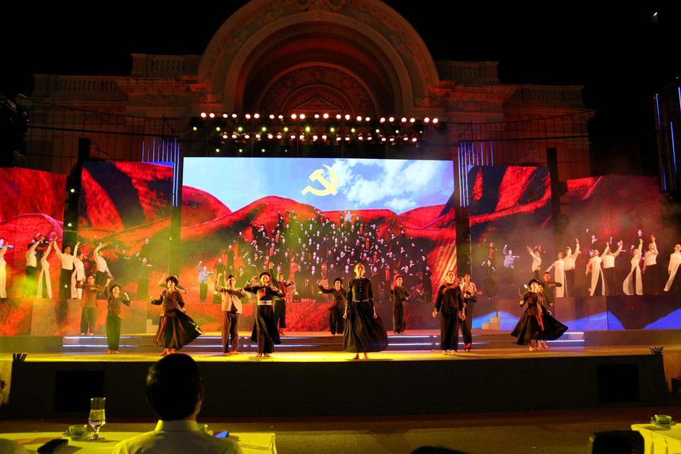 Tiếc mục múa hát “Quốc tế ca - chào mừng Đảng Cộng sản Việt Nam”. (Ảnh: Thanh Vũ/TTXVN)