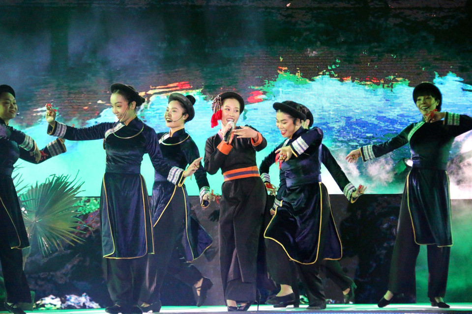 Tiếc mục múa hát “Tiếng hát giữa rừng Pác Bó” trong chương trình nghệ thuật Đảng là niềm tin tất thắng. (Ảnh: Thanh Vũ/TTXVN)