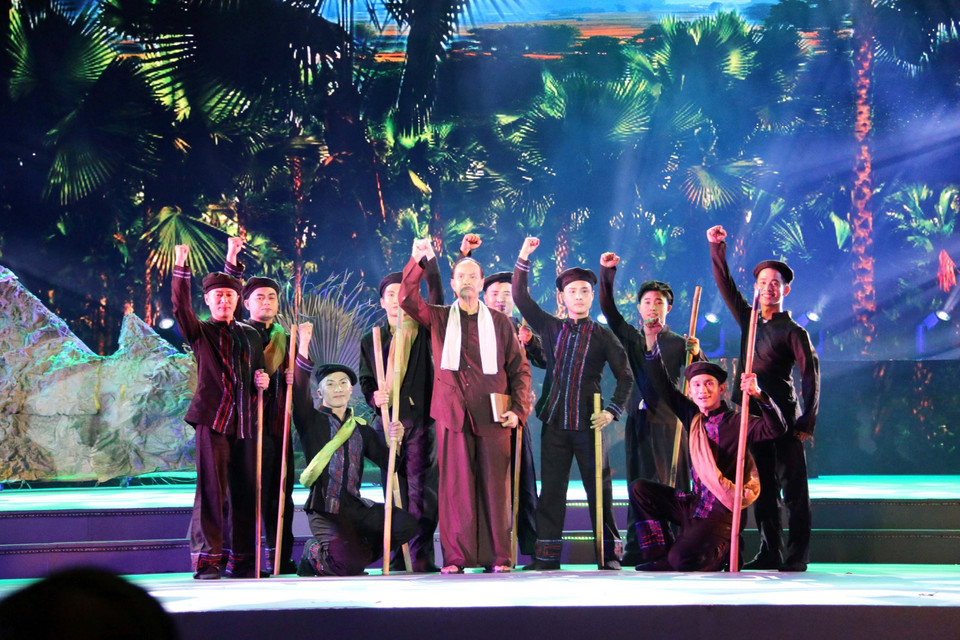 Tiếc mục “Ca ngợi Hồ Chủ tịch - Lãnh tụ ca” trong chương trình nghệ thuật Đảng là niềm tin tất thắng. (Ảnh: Thanh Vũ/TTXVN)