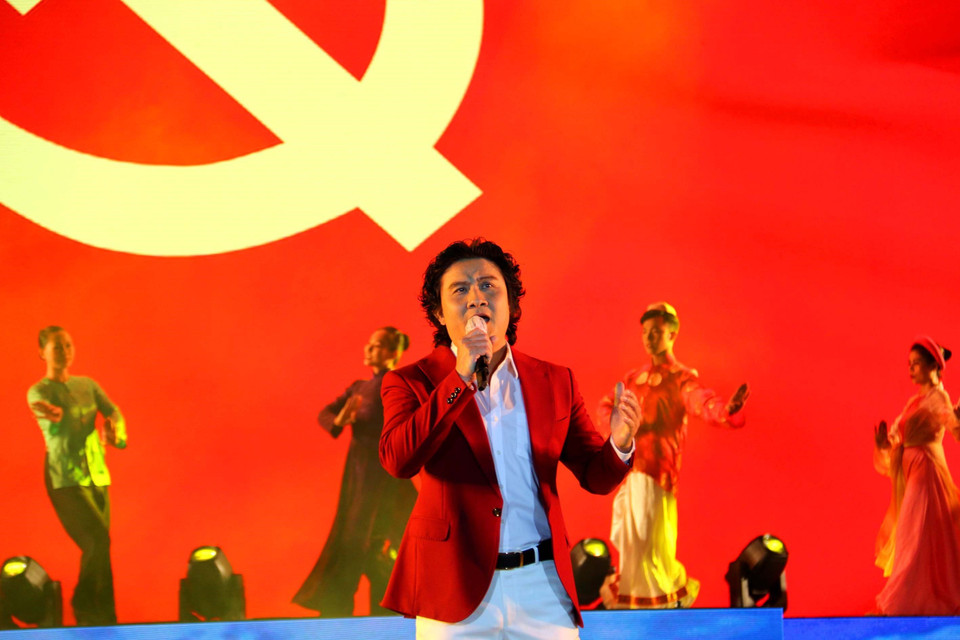 Tiếc mục “Lá cờ Đảng” do ca sỹ Phạm Thế Vĩ biểu diễn. (Ảnh: Thanh Vũ/TTXVN)