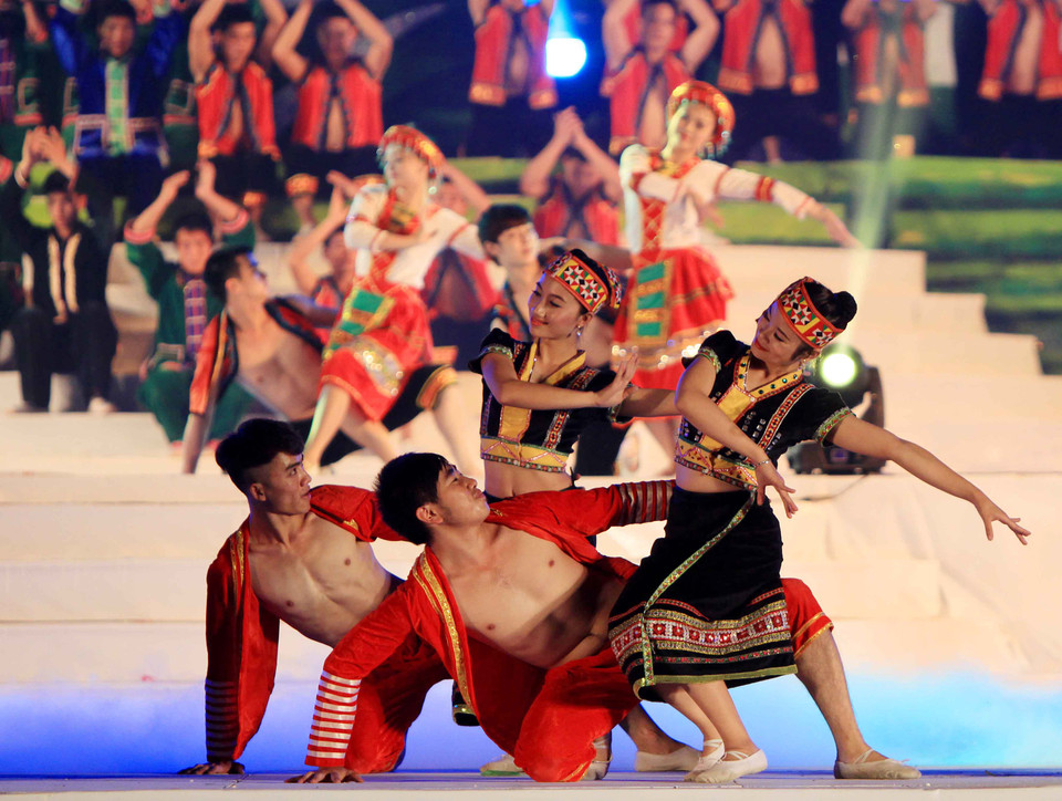 Chương trình nghệ thuật "Hoa ban khoe sắc" trong đêm khai mạc. (Ảnh: Thanh Tùng/TTXVN)